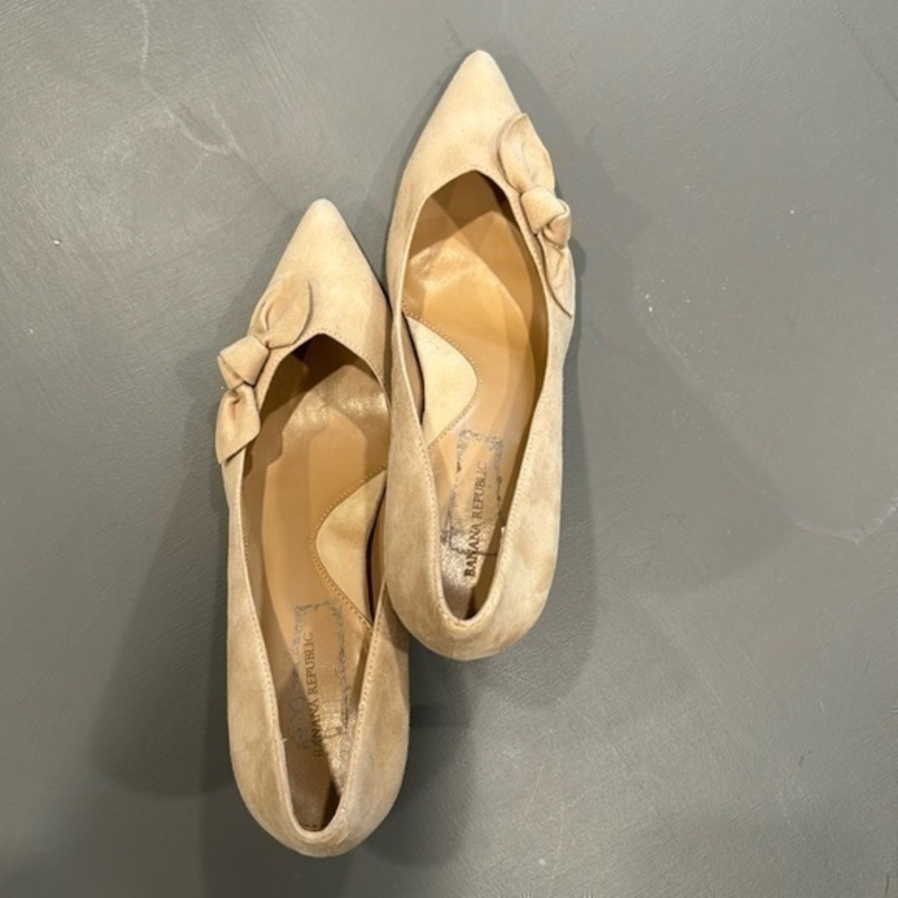 Banana Republic Taupe Suede Pumps 3 Inch Heel Side Bow Classic Heels Size 9.5